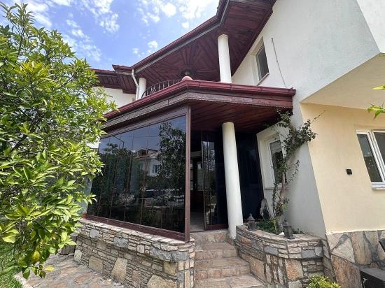 Küçük Bir Site İçerisinde Yer Alan Çekici Villa.