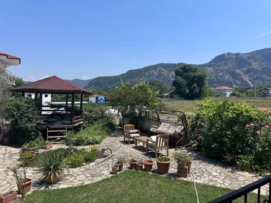 Dağ Manzaralı Ve Olgun Bahçeli Geniş Köy Evi