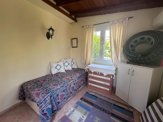 Gülpınar'da Dağ Manzaralı Ve Şehir Merkezine Yürüme Mesafesinde Müstakil Villa