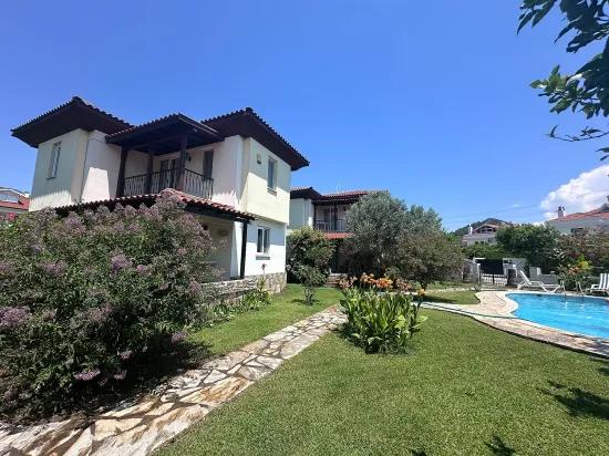 Gülpınar'da Dağ Manzaralı Ve Şehir Merkezine Yürüme Mesafesinde Müstakil Villa