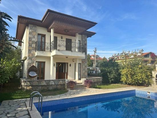 Metinler, Dalyan’da Dört Yatak Odalı Villa – Konfor, Işık Ve Dağ Huzurunun Buluştuğu Bir S