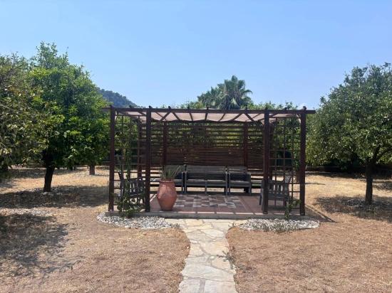 Geniş Arsa 'Ya Sahip Geleneksel Türk Evi