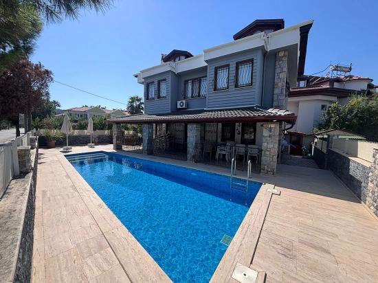 Dalyan Merkezde 5 Yatak Odalı Tripleks Villa