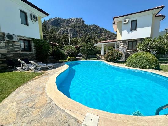 Gülpınar, Dalyan’da Şirin Bir Sitede İki Yatak Odalı Dubleks Villa