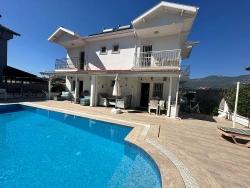 Villa Iris, Ortak Havuzlu, Modern Ve Yarı Müstakil Bir Villa