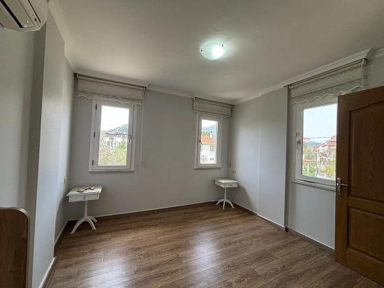Küçük Bir Site İçerisinde Yer Alan Çekici Villa.