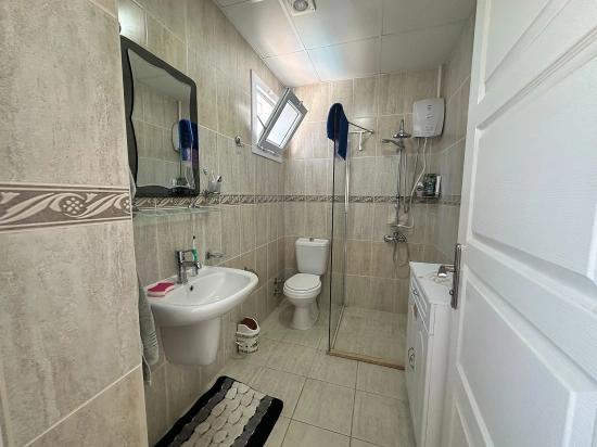 Villa Iris, Ortak Havuzlu, Modern Ve Yarı Müstakil Bir Villa